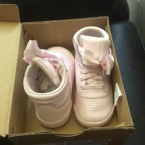 Light pink girl Reebox. Toddler size 6
